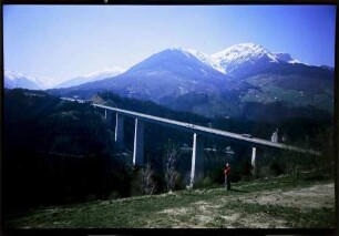 Igls: Europabrücke, Gesamtansicht der Europabrücke mit Schönberg, von Osten