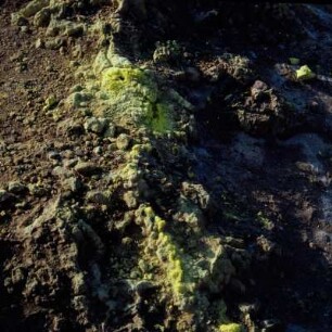 Nisyros. Schwefelfumarolen im Grunde der Bimssteinpfanne der zentralen Caldera