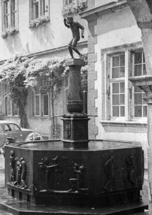Koblenz, Schängelbrunnen im Rathaushof; Burger, Carl