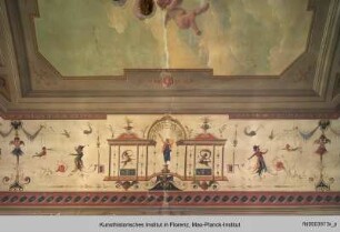 Drei spielende Putti im Wolkenhimmel, umgeben von Grotesken