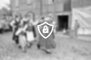 Trittauer Wassermühle: 16. Trittauer Kunsthandwerkermarkt: Vorführung der Trittauer Folkloregruppe: hinten links Zuschauer: rechts Plane an Mühlengebäude: 5. Oktober 1996