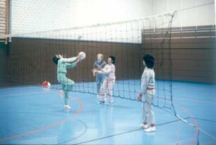 Kassel. Jugendliche verschiedener Nationen bei einem Volleyballspiel
