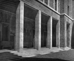 Rom. Casa madre dei Mutilati (1928/1936; M. Piacentini). Linker Flügel der Rückseite mit Fresken