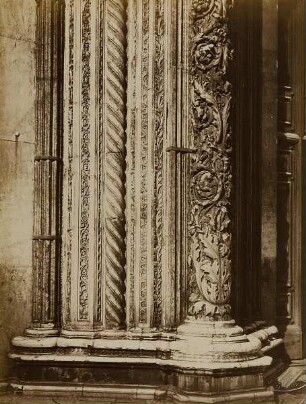 Teilansicht des linken Portals am Dom von Siena