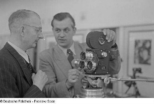 Vorführen einer 16-mm-Schmalfilmkamera
