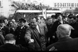Berlin: Willy Brandt begrüßt Invaliden