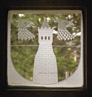 Kreistagssitzungssaal: Fensterfront: Wappen der Stadt Kolberg