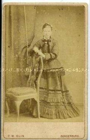 Junge Frau an Stuhl gelehnt, Carte de Visite