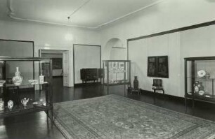 Raumaufnahme der Ausstellung "Ostasiatische Kunst und Chinoiserie", Museum für Kunsthandwerk, Dresden, 1957 : Raum2 mit ostasiatischem Porzellan und Lackarbeiten