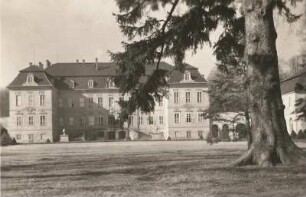 Nischwitz (nordwestlich von Wurzen). Schloß. 1714-1721 erbaut. Eingangsseite