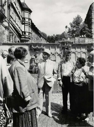 Touristenführung vor dem Fischbrunnen in Schwäbisch-Hall