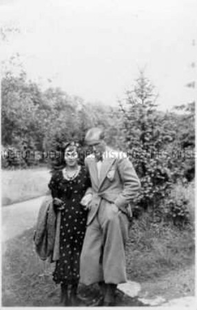 Anni Metzing und Fritz Körbes beim Spaziergang im Stadtpark