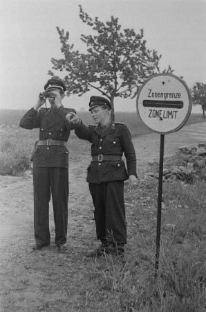 Polizisten an der Zonengrenze : Empfang von Delegierten der Westdeutschen FDJ zum Deutschlandtreffen der Jugend 22.-25.05.1950 in Berlin. Polizisten an der Zonengrenze