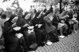 Freiburg: Alte Frauen, Verpflegung