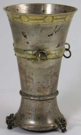 Becher auf figürlichen Füßen