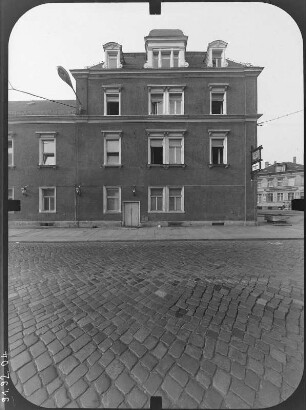 Dresden-Strehlen, Kreischaer Straße 2. Ehemaliges Königshof-Theater (Gasthaus "Strehlener Hof", 1888). Straßenfront (Teilansicht) von Südwest