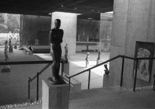 Duisburg: Lehmbruck-Museum; Lehmbruck, Nachlass 1911; Plastik an der Treppe