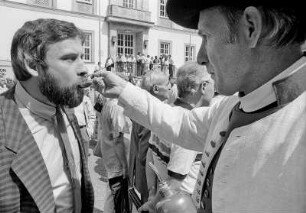 Der Leinewebermarkt ist ein Innenstadtfest in Bielefeld, das seit 1974 jährlich am letzten oder vorletzten Maiwochenende stattfindet., hier: Alter MArkt., der Leineweber verteilt Schnaps