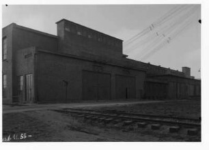 Industrie-Kraftwerk. 100-kV-Haus, Nordwestseite mit abgehenden Freileitungen : Lauta (Niederlausitz). Industrie-Kraftwerk. 100-kV-Haus, Nordwestseite mit abgehenden Freileitungen
