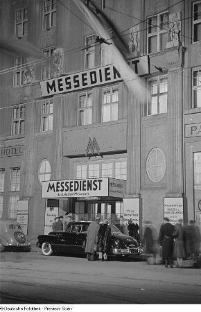 Nachtansicht des Eingangs des Messedienstes des Leipziger Messeamtes