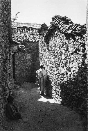 Eine Gasse (Forschungsreise in die Große Kabylei 1942)
