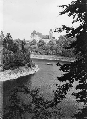 Burg Tzschocha (polnisch Zamek Czocha) über dem unteren Stausee von Marklissa / Queis mit Motorschiff