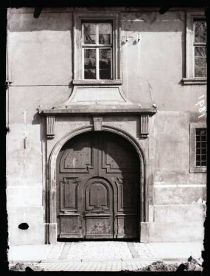 Waisenhaus; Portal der Westseite
