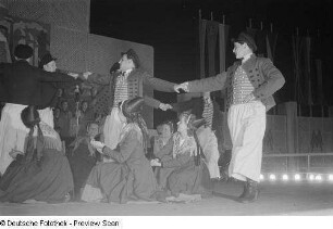 Personen bei einer Tanzvorführung auf der Leipziger Herbstmesse 1954