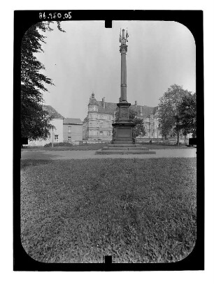 Denkmal für die Befreiungskriege von 1813 bis 1815 : Denkmal für die Befreiungskriege von 1813 bis 1815. Eisenguß; Höhe 13 m (1863-1865; A. Wolff nach Entwurd von H. Willebrand). Güstrow, Franz-Parr-Platz (Blick gegen das Schloß)