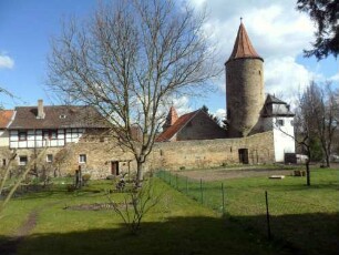 Stadtbefestigung-Ansicht im Südosten - Eichelseeturm (15 Jh) mit vorgelagertem Halbrondellturm (16 Jh) von Süden mit anschließender Stadtmauer über Stadtgrabenvorfeld