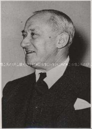 General Jean de Lattre de Tassigny beim Abschreiten einer Ehrenformation während seines Besuches in London