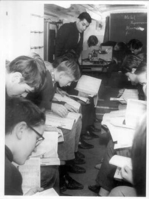 Fahrende Postschule. Erlernen des Telefonbuchlesens
