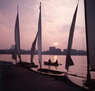 Sonnenscheide über der Außenalster : Hamburg. Sonnenuntergang über der Außenalster