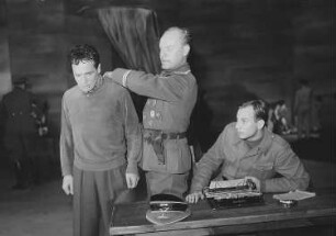 Szenenbilder aus dem Drama "Der Gesang im Feuerofen" von Carl Zuckmayer am Schillertheater Berlin : Szene mit Peter Mosbacher (vorne, links) und Carl Kuhlmann als Catonnier (vorne, Mitte)