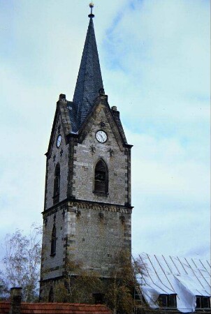 Kirchturm und Ansatz Langhausdach; Dach wird erneuert