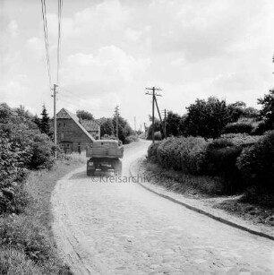 Groß Barnitz: Klein Barnitzer Straße mit Kopfsteinpflaster: hinten Mitte Lkw: rechts und links Hecken: links hinten Bauernhäuser