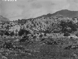 Gebirge auf Mallorca : Blick über ein Gebirge mit charakteristischer Gesteinsformation auf Mallorca, vermutlich in der Nähe der Stadt Inca