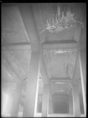 Lagerhalle (Deckenansicht) (oder Überwerfungsbauwerk am Hauptbahnhof Stuttgart ?)
