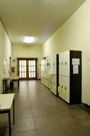 Sächsische Landesbibliothek - Staats- und Universitätsbibliothek Dresden, Zweigbibliothek Bauingenieurwesen/Verkehrswissenschaften. Eingangsbereich mit Schließfächern : Dresden-Südvorstadt, Hettnerstraße 3. Sächsische Landesbibliothek - Staats- und Universitätsbibliothek Dresden, Zweigbibliothek Bauingenieurwesen/Verkehrswissenschaften. Eingangsbereich mit Schließfächern
