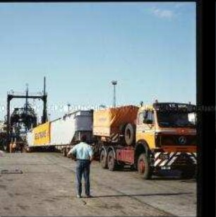 Schwertransport des "VE Kombinat Deutrans" von Rostock nach Schwedt/Oder