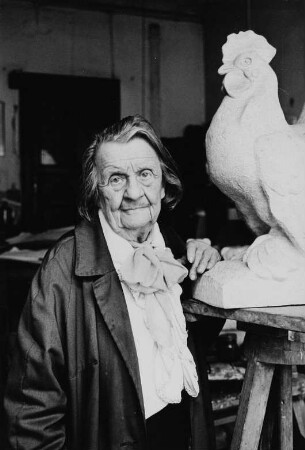 Hahn : Die Bildhauerin Etha Richter (1883-1977) mit einem ihrer Werke