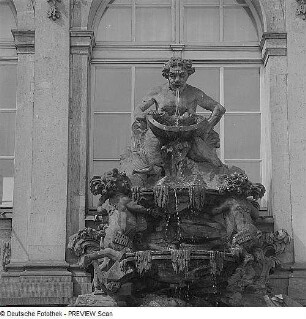 Großer Brunnen mit Hippokamp : Großer Brunnen mit Hippokamp. Sandstein (um 1715; J. J. Kretzschmar, Werkstatt Balthasar Permoser). Dresden: Zwinger, Südliche Langgalerie