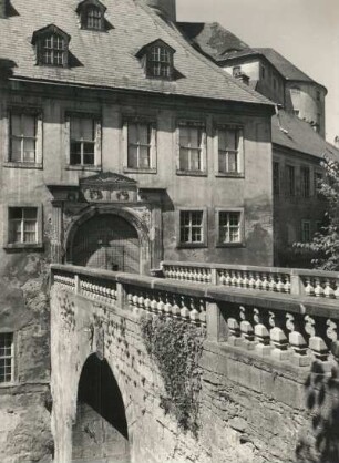 Schloss Weesenstein, Ostseite, Blick über den Burggraben mit Brücke zum Hauptportal (1575)