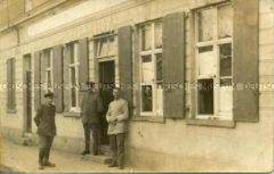 Soldaten vor einem Haus