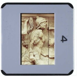 unbekannt, Pergamonaltar : Detail der Ostseite des Giganten-Reliefs, Otos und Artemis