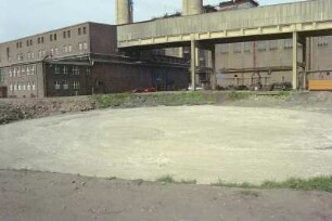 Schaltwarte Vorschaltanlage, abgerissenes Fundament Kühlturm 5, Sammelschienenbrücke, von SW