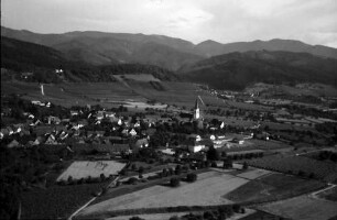 Ballrechten-Dottingen, Ballrechten: Ortsbilder, mit Kirche und Weinbergen