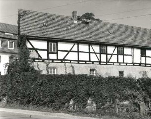 Wachau. Pfarrhof, Hauptstraße 66 (18. und 19. Jahrhundert). Nebengebäude. Traufseite (Straßenteilansicht)