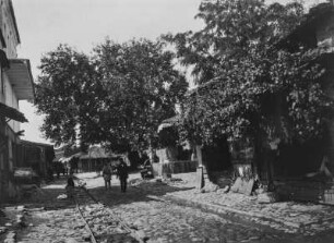 In Elbasan : Blick in die Hauptstraße von Ebasan, mit Brunnen