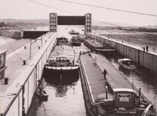 Geesthacht südöstlich von Hamburg. Stauschleuse mit Zillen (Schütze aufgezogen, Ausfahrt nach oben). Blick stromauf nach Freigabe der ersten Staustufe am 16. April 1959